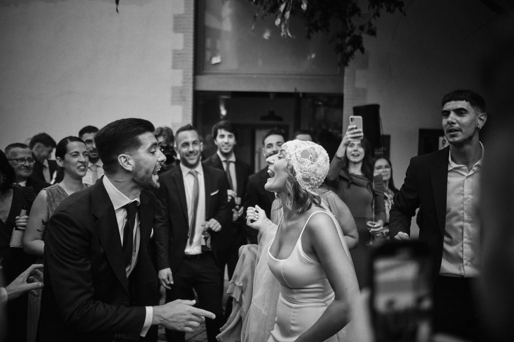 Novios bailando rodeados de invitados