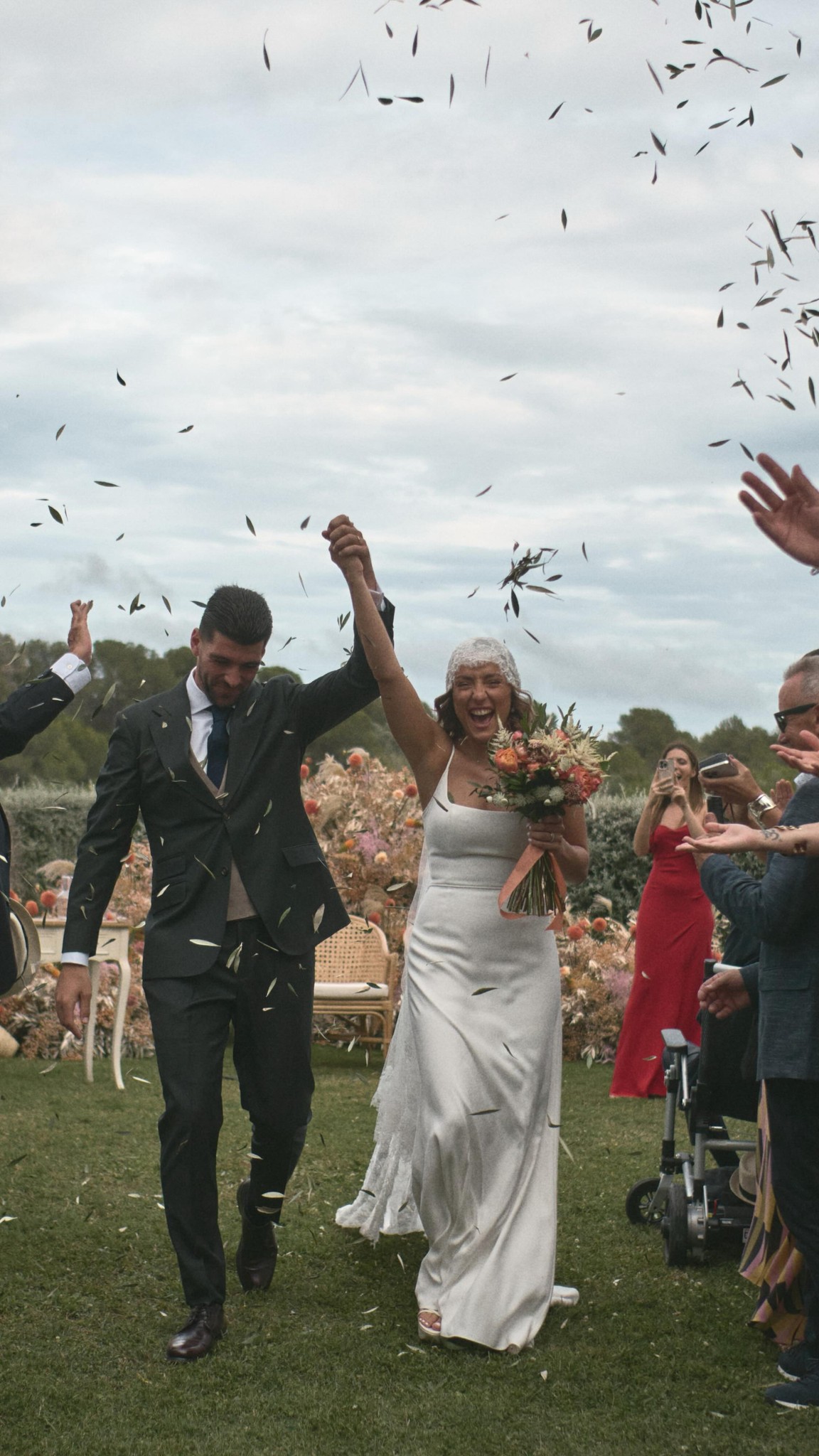 Salida de los novios con lluvia de pétalos